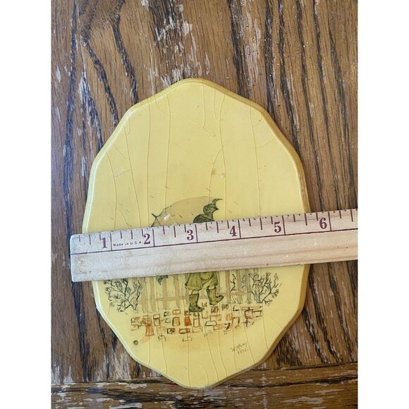 Vintage 1973 W. Mann Wooden Plaque With Girl & Umbrella Illustration - Picture 5 of 6